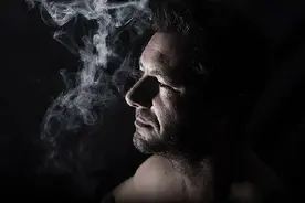 女性如何选择一夜情对象?更喜欢抽烟喝酒的男性图片