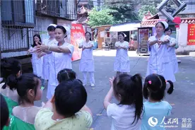 庆祝国际护士节 护士与居民共跳“洗手舞”图片