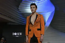 帅气男模秀肌肉 时装大师刘薇对话“东方神韵”图片