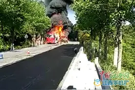 320国道横峰县司铺路段一油罐车着火 暂无人员伤亡图片