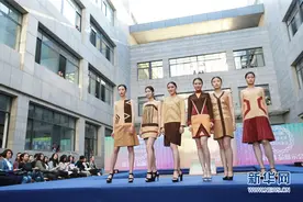 天津师大毕业生上演“时装秀”图片