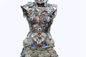 中国古瓷器碎片编制而成的时尚服饰艺术品图片
