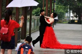 汶川地震志愿者偕未婚妻现身映秀，拍摄婚纱照图片