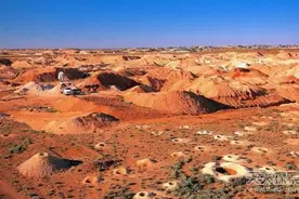 沙漠中惊现神秘洞穴 里面场景让人大吃一惊图片