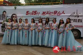 巴黎春天花仙子巡游活动举行图片