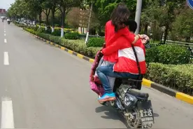 揽着女生骑电车 如此秀恩爱也是没谁了图片
