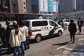 网传长春交警执法被公交车司机拔掉车钥匙图片