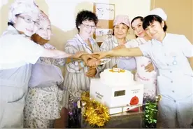 护士给患者家属颁奖 病房之中传递温暖(图)图片