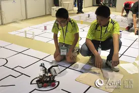 广西南宁上演机器人“大战” 小发明家各出奇招图片