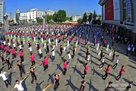 广场舞要和骑马舞对决 这画面想想都很热闹很激动图片