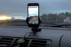 只需49美元 这款神奇设备能让手机变身行车记录仪图片
