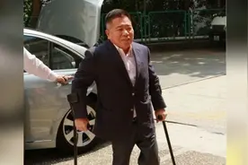 46岁黎姿与残疾老公近照曝光，原来黎姿每天面对这样的男人！视频封面