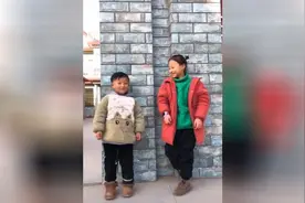 听听这一男一女的到底在聊什么呢