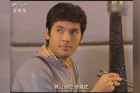 黑帮总裁命令小萝莉坐下陪她吃饭 小萝莉乖乖听从 果然是霸道总裁视频封面
