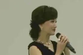 赵雅芝一身潮装现身机场，戴上了老奶奶眼镜，网友：终于服老了视频封面
