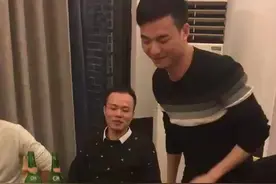 选手机买单，结果服务员看红的，选了老子的手机……卧槽视频封面