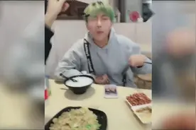 这样整蛊女朋友真狠，但学会这招就不用怕她生气了！