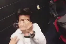 吴世勋，一到拍照就各种不配合的小可爱视频封面