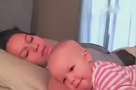 辣妈假装睡着，接下这一幕萌宝让辣妈彻底崩溃视频封面