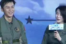 范冰冰携李晨回青岛老家过年，机场疑似闹别扭，脚上鞋子成亮点！