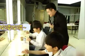 TFBOYS打完广告立刻吃饭王俊凯看到凉面又恢复吃货本色！
