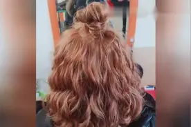 小美女烫的这短发超减龄了，发色也是特别活波可爱