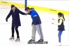 黄健翔带女儿滑冰课，女儿变花痴看帅哥，黄健翔吃醋了视频封面