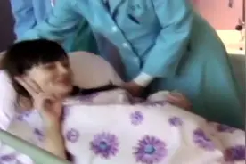 李小璐产房视频流出，贾乃亮小心翼翼包起小甜馨视频封面