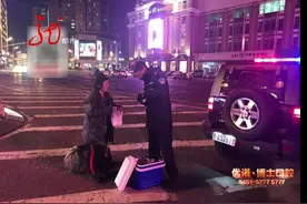 暖心一幕！巡特警把晚餐让给拾荒老人视频封面