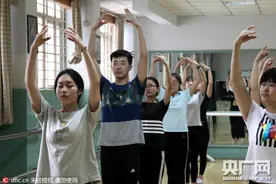 “稀有”男幼师“养成记” 会劈叉会哄娃图片