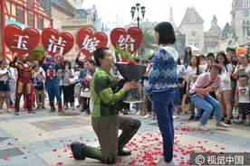 浪漫！“绿巨人”武汉光谷街头求婚图片