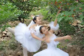 美女樱桃树下跳芭蕾 网友：回去就得洗衣服了图片