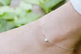 戴上这条脚链，为你的脚踝增添一份性感图片