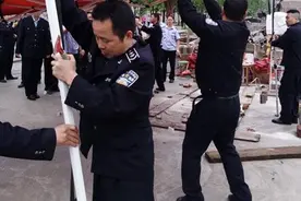 鹤城城管放弃休息日 齐心合力拆违整市容图片