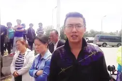 大娘蹲河边意外落水 路过小伙紧急实施救援图片