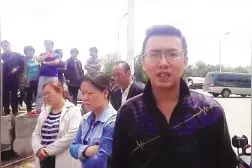 大娘蹲河边意外落水 路过小伙紧急实施救援图片