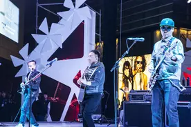 许巍助阵沈阳万象城“与我为5”五周年庆典图片
