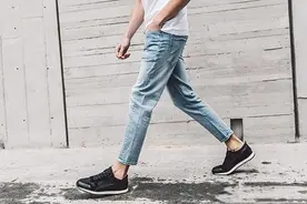 男生如何把一条牛仔裤也穿出与众不同的帅气图片