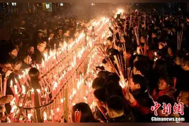 峨眉山万余民众敬香祈福迎新年图片