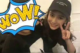 baby带小海绵外出 与网友亲切合影甜美比V图片