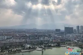 南城出现神奇云隙光 如梦似幻犹如佛光普照图片