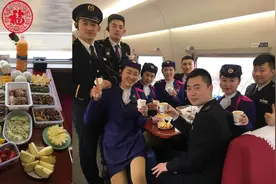 列车上的除夕“团圆饭”[组图]图片