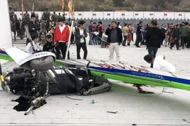 广西一观光滑翔机撞上瞭望塔 飞行员死亡图片