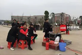 春节露天KTV生意火爆 5元点唱一首，多为年轻人光顾图片