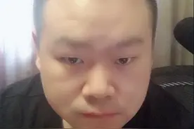 岳云鹏晒照感慨发际线 网友补刀：秃如其来图片
