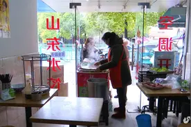 回家的路丨从临沂到上海打拼20多年卖水饺 说到这件事时女儿泣不成声图片