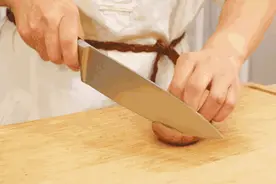 土豆丝2分钟切得又细又快！饭店厨师绝不告诉你的小窍门！图片