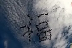 神操作！48名极限跳伞运动员空中拼“福”字图片