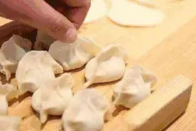 饺子是热水煮还是冷水煮？这样煮好吃不粘锅！图片