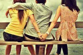 老公一直珍藏着和前女友的情书照片，还同我俩婚纱照放在一起！图片